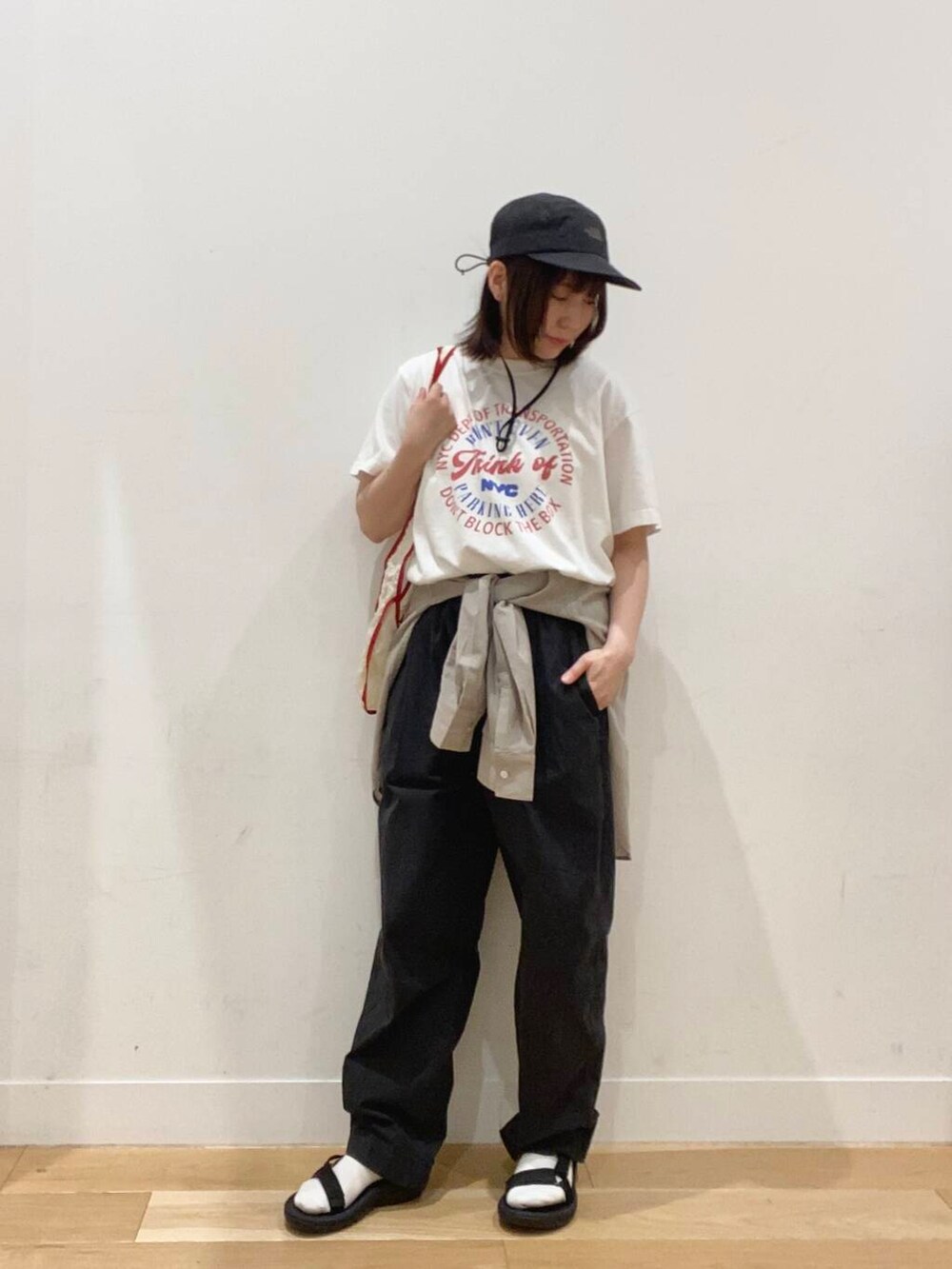 ホワイト系のTシャツ/カットソー、ベージュ系のシャツ/ブラウス、ブラック系のサンダルを着用したレディースの春コーディネートの2枚目の写真