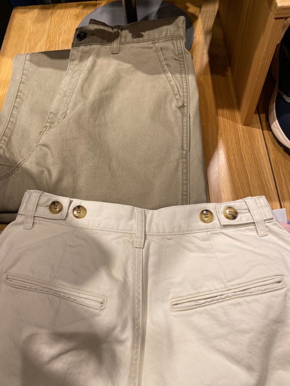 ホワイト系のスニーカー、ホワイト系のその他パンツ、ブルー系のその他アウターを着用したレディースの春コーディネートの4枚目の写真