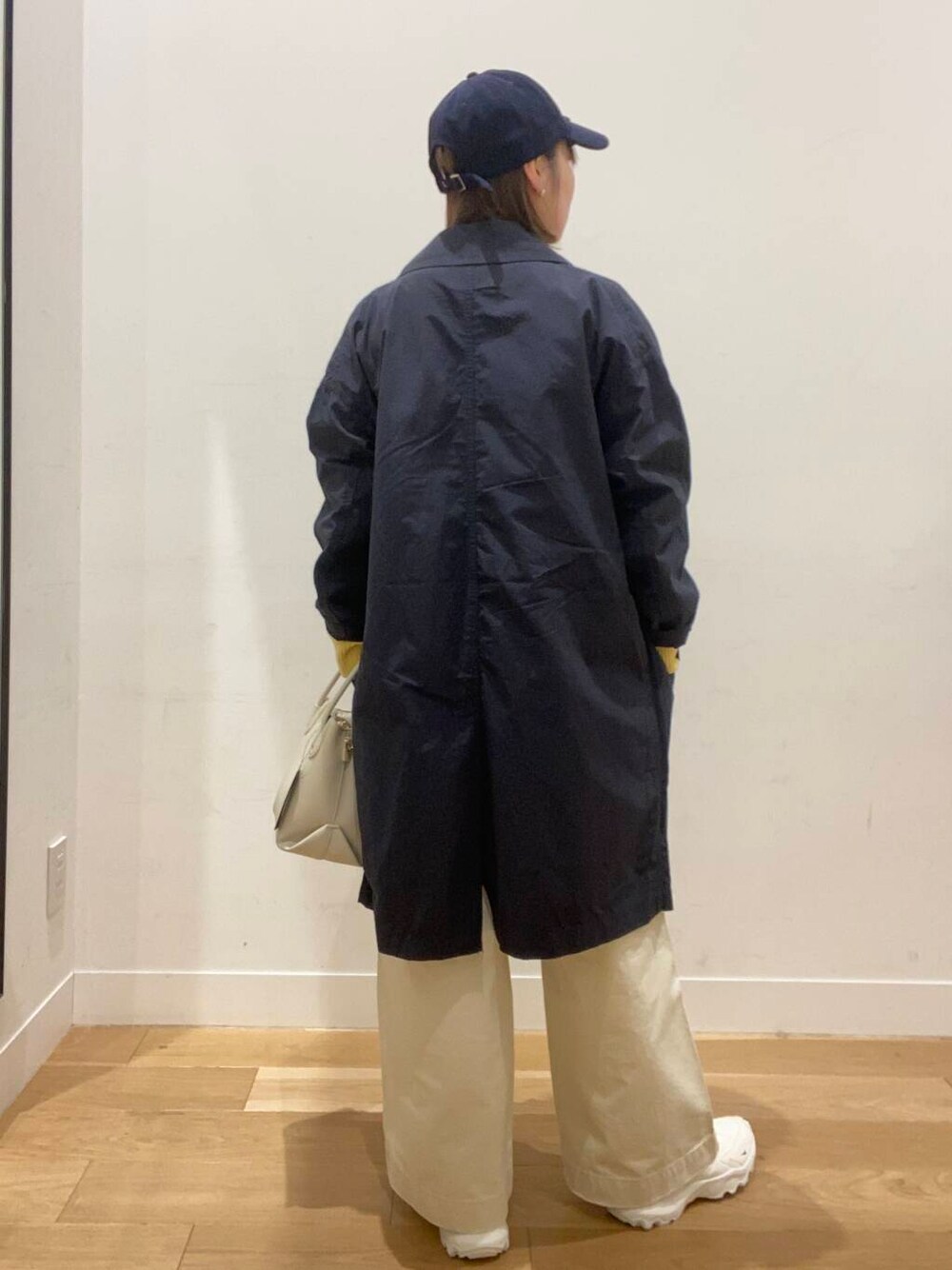 ホワイト系のスニーカー、ホワイト系のその他パンツ、ブルー系のその他アウターを着用したレディースの春コーディネートの2枚目の写真