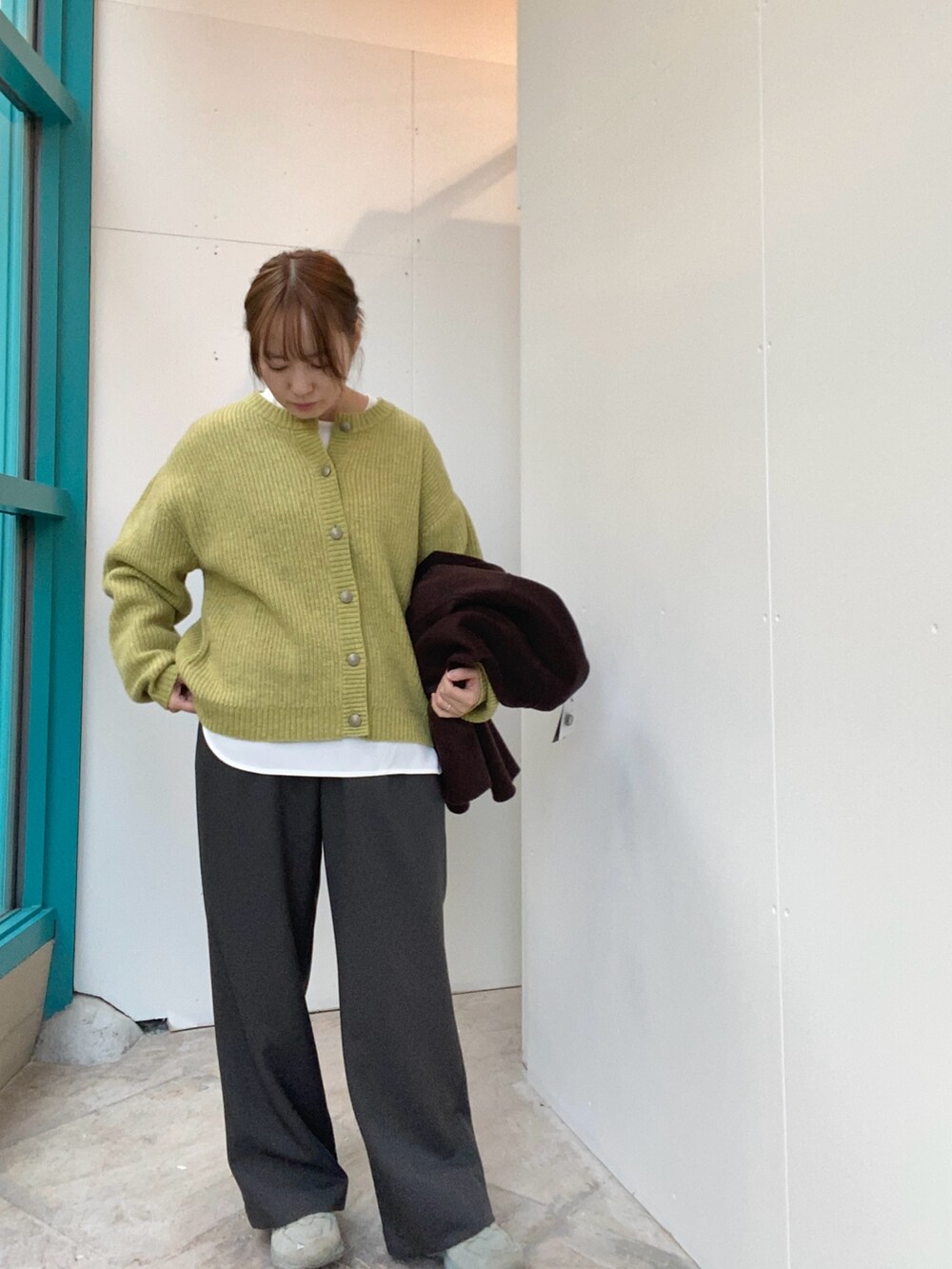 ブラウン系のその他アウター、グリーン系のカーディガン/ボレロ、ホワイト系のシャツ/ブラウスを着用したレディースの秋コーディネートの4枚目の写真