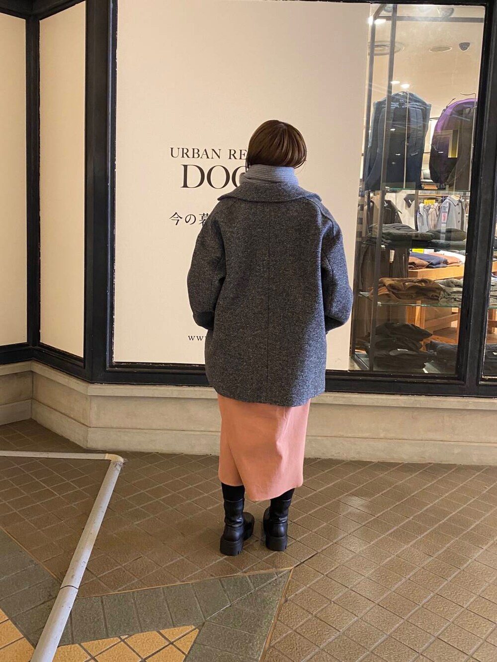 ブラック系のブーツ、グレー系のその他アウター、ピンク系のワンピースを着用したレディースの冬コーディネートの4枚目の写真