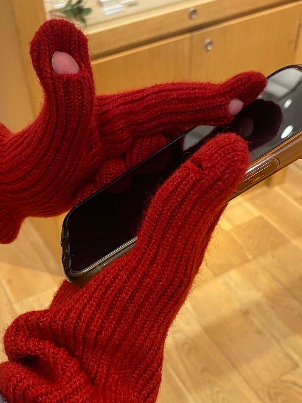 グレー系のトートバッグ、ブラウン系のブーツ、ブラウン系のその他アウターを着用したレディースの秋コーディネートの6枚目の写真