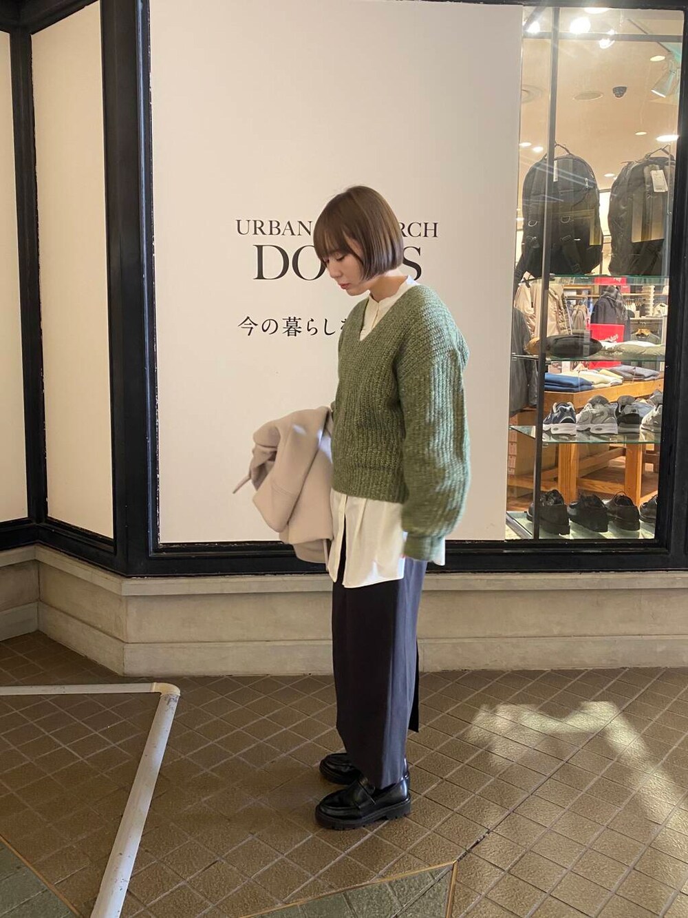 ブルー系のスカート、ホワイト系のシャツ/ブラウス、ホワイト系のその他アウターを着用したレディースの冬コーディネートの3枚目の写真