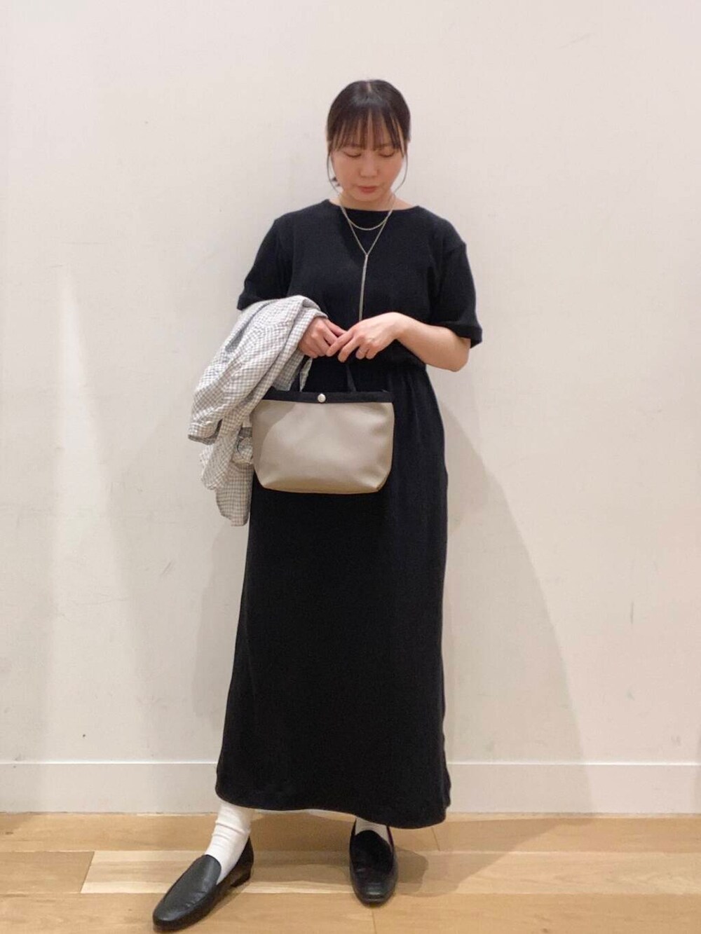 ブラック系のドレスシューズ、ホワイト系のシャツ/ブラウス、グレー系のショルダーバッグを着用したレディースの春コーディネートの6枚目の写真