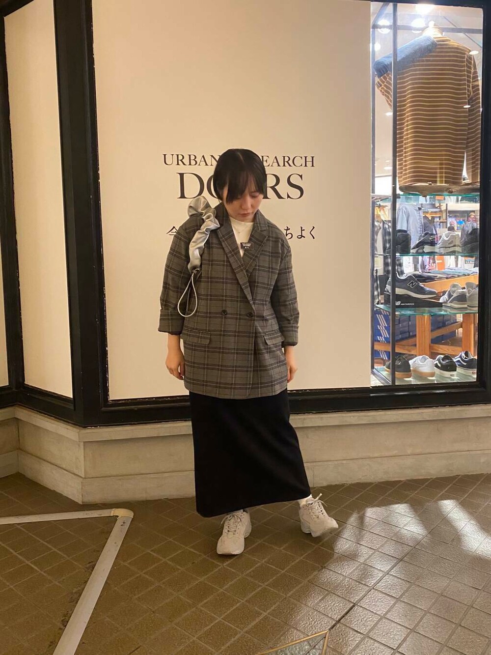 ホワイト系のTシャツ/カットソー、グレー系のスニーカー、シルバー系のハンドバッグを着用したレディースの秋コーディネートの2枚目の写真