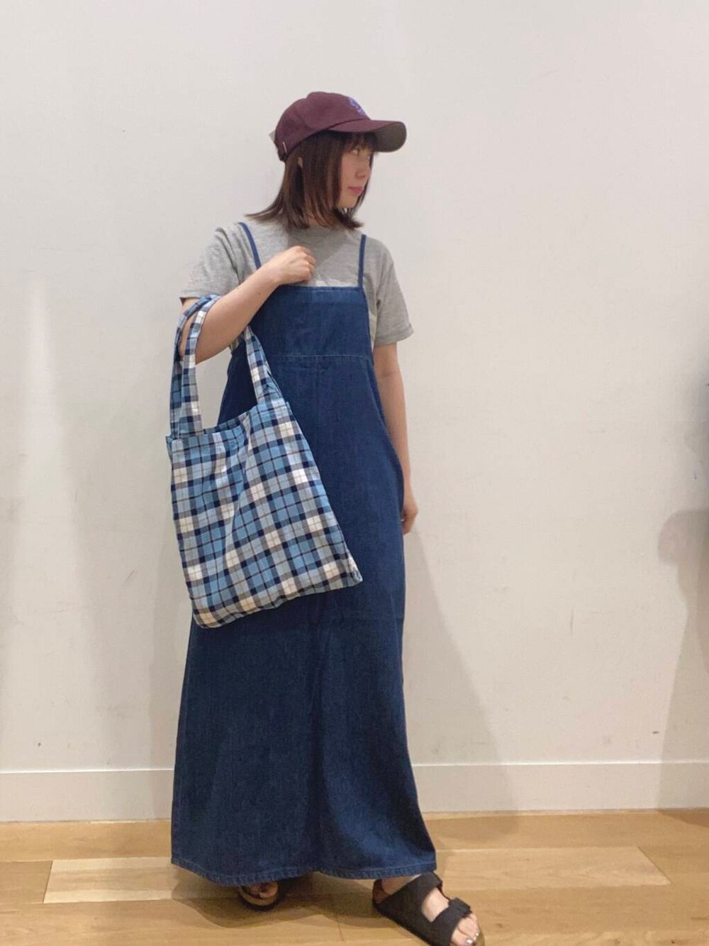 グレー系のTシャツ/カットソー、ブルー系のワンピース、グレー系のサンダルを着用したレディースの夏コーディネートの3枚目の写真