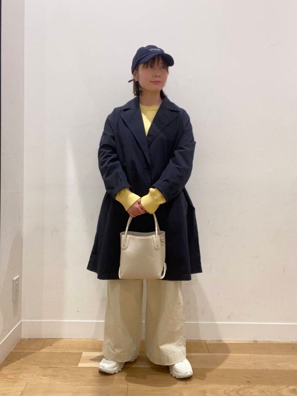 ホワイト系のスニーカー、ホワイト系のその他パンツ、ブルー系のその他アウターを着用したレディースの春コーディネートの3枚目の写真