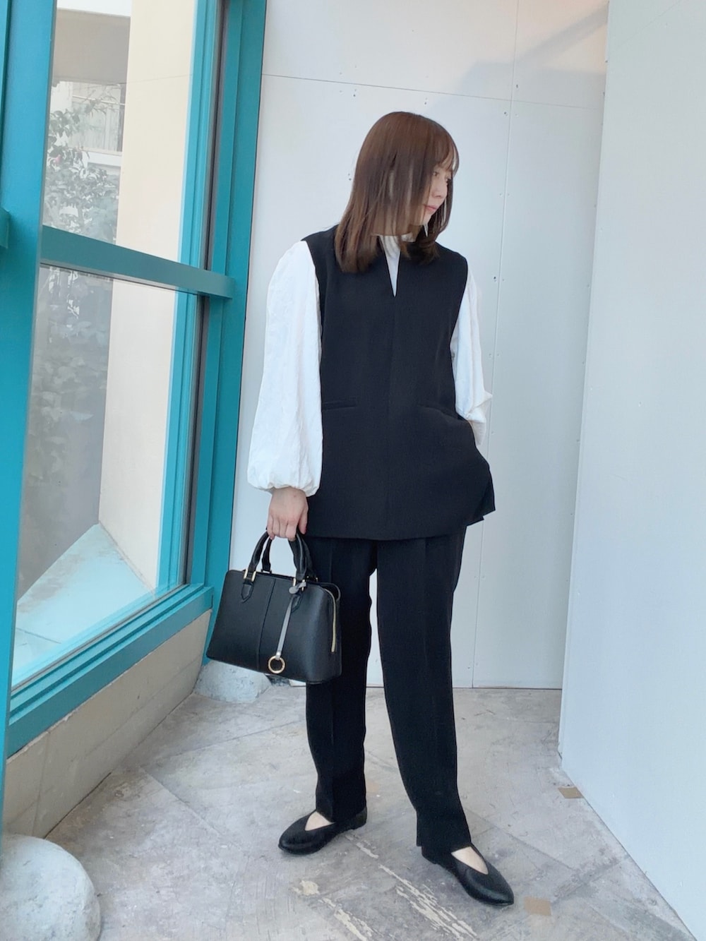 ホワイト系のシャツ/ブラウス、ブラック系のその他パンツ、ブラック系のパンプスを着用したレディースの冬コーディネートの2枚目の写真