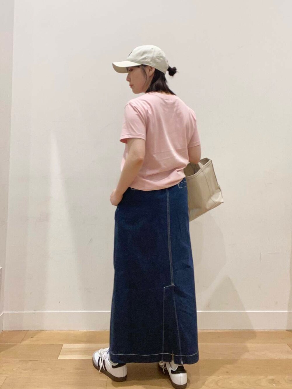 ホワイト系のスニーカー、ピンク系のTシャツ/カットソー、ブルー系のスカートを着用したレディースの春コーディネートの5枚目の写真