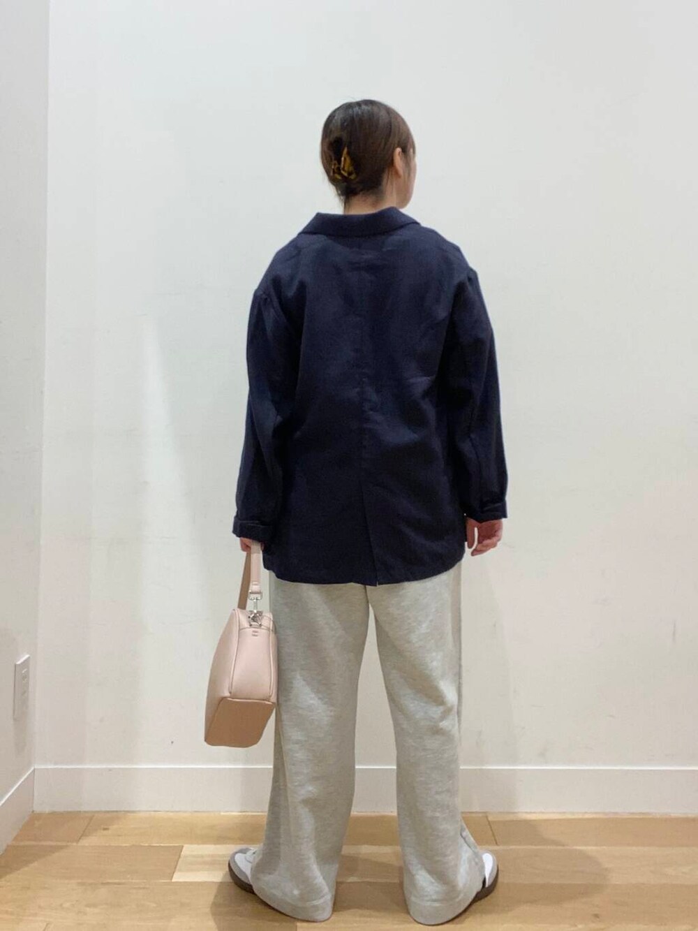 グレー系のその他パンツ、ピンク系のショルダーバッグ、ホワイト系のスニーカーを着用したレディースの春コーディネートの3枚目の写真