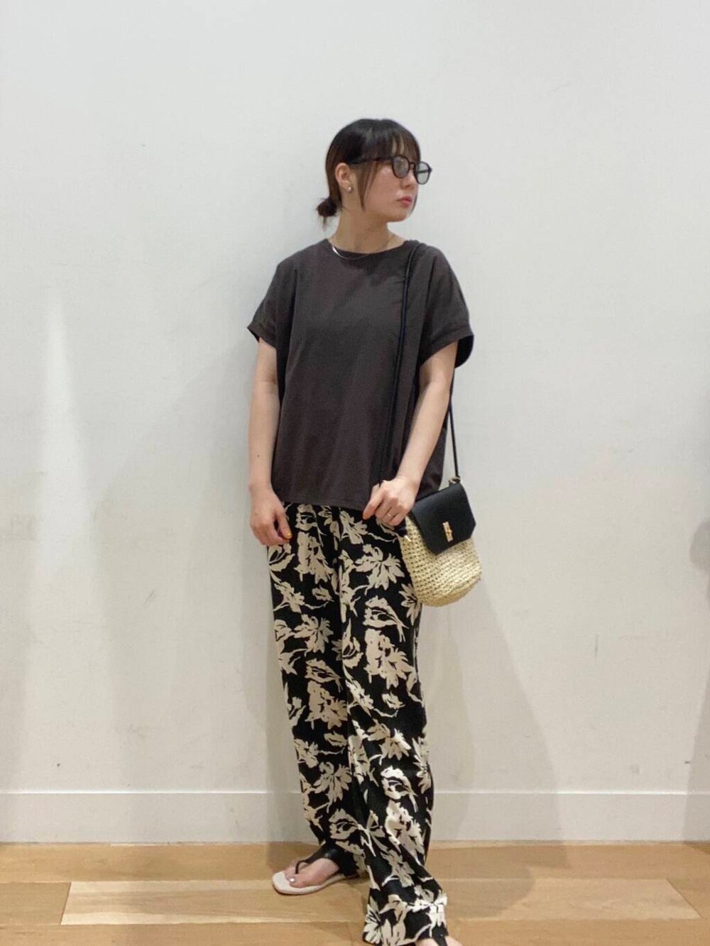 ベージュ系のショルダーバッグ、ブラック系のその他パンツ、ブラック系のサンダルを着用したレディースの夏コーディネートの2枚目の写真