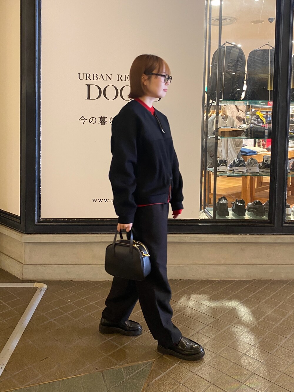 ブラック系のカーディガン/ボレロ、レッド系のニット/セーター、ブラック系のその他パンツを着用したレディースの秋コーディネートの5枚目の写真