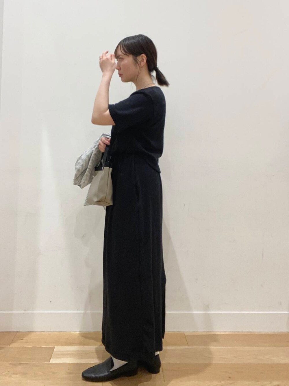 ブラック系のドレスシューズ、ホワイト系のシャツ/ブラウス、グレー系のショルダーバッグを着用したレディースの春コーディネートの4枚目の写真