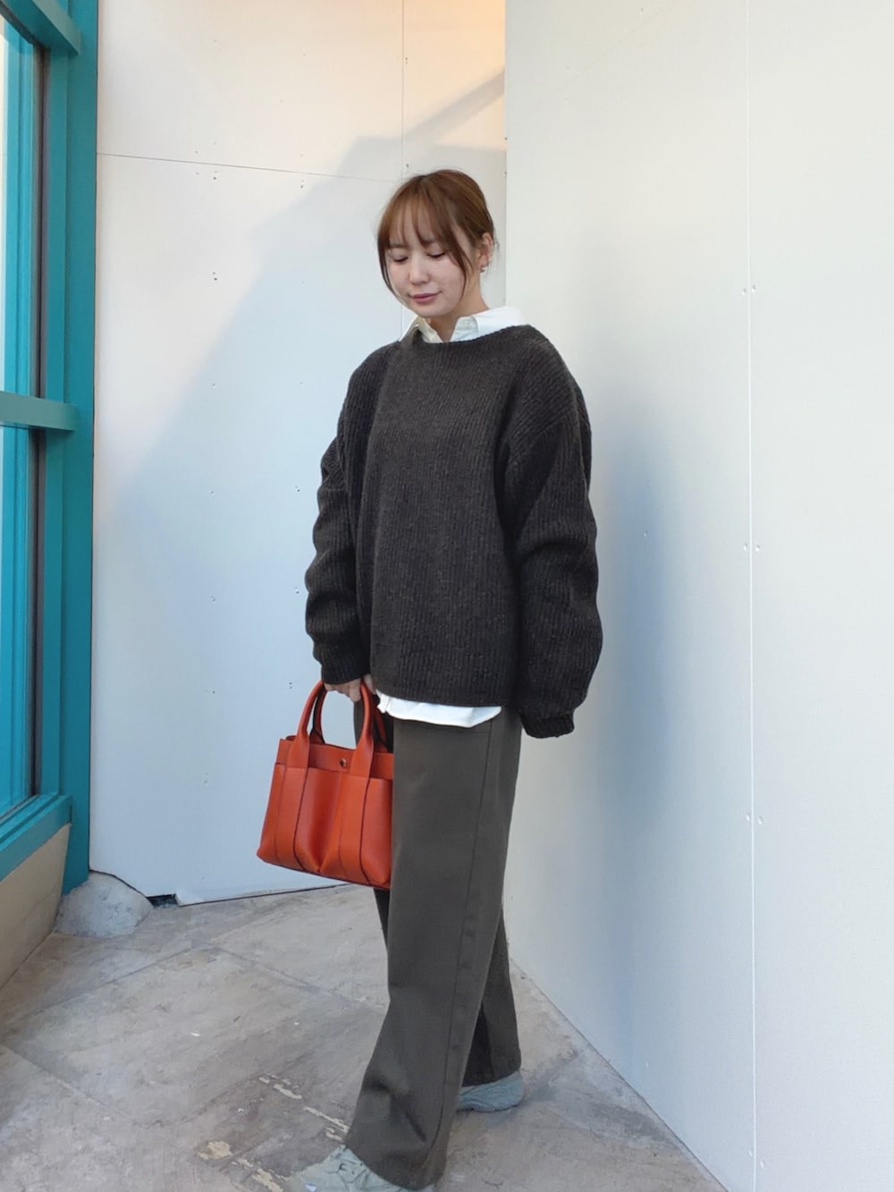 ブラウン系のニット/セーター、グリーン系のその他パンツ、ホワイト系のシャツ/ブラウスを着用したレディースの冬コーディネートの3枚目の写真