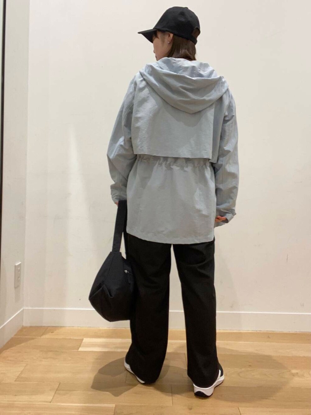 ブラック系のスニーカー、グレー系のTシャツ/カットソー、ブラック系のショルダーバッグを着用したレディースの春コーディネートの2枚目の写真