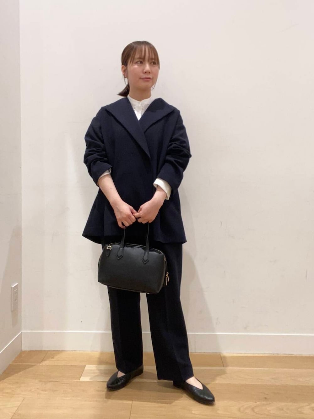 ブラック系のパンプス、ホワイト系のシャツ/ブラウス、ブルー系のその他アウターを着用したレディースの春コーディネートの2枚目の写真