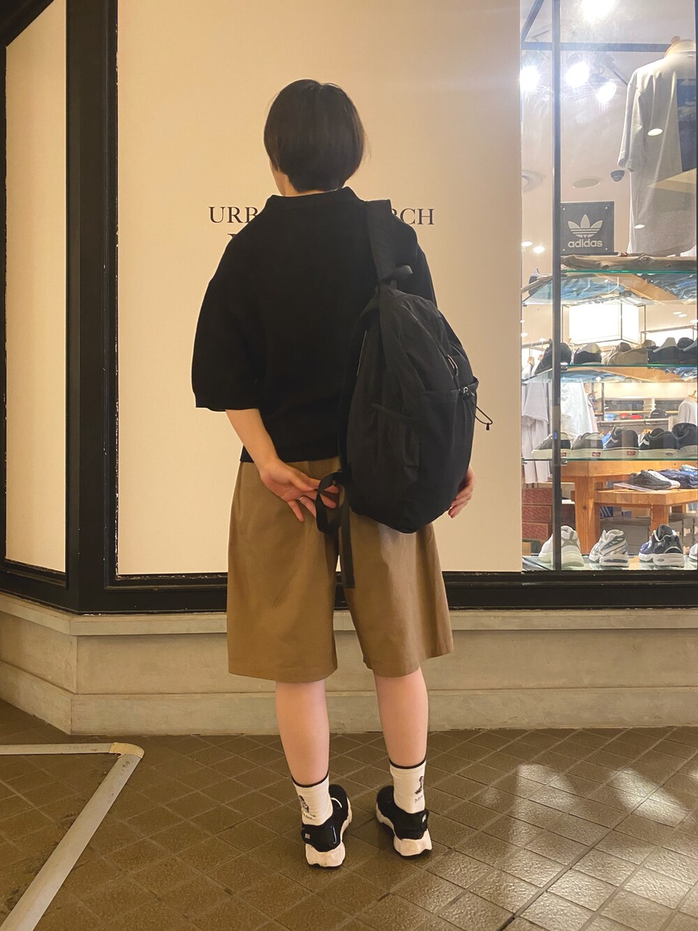 ブラック系のニット/セーター、ベージュ系のその他パンツを着用したレディースの夏コーディネートの3枚目の写真