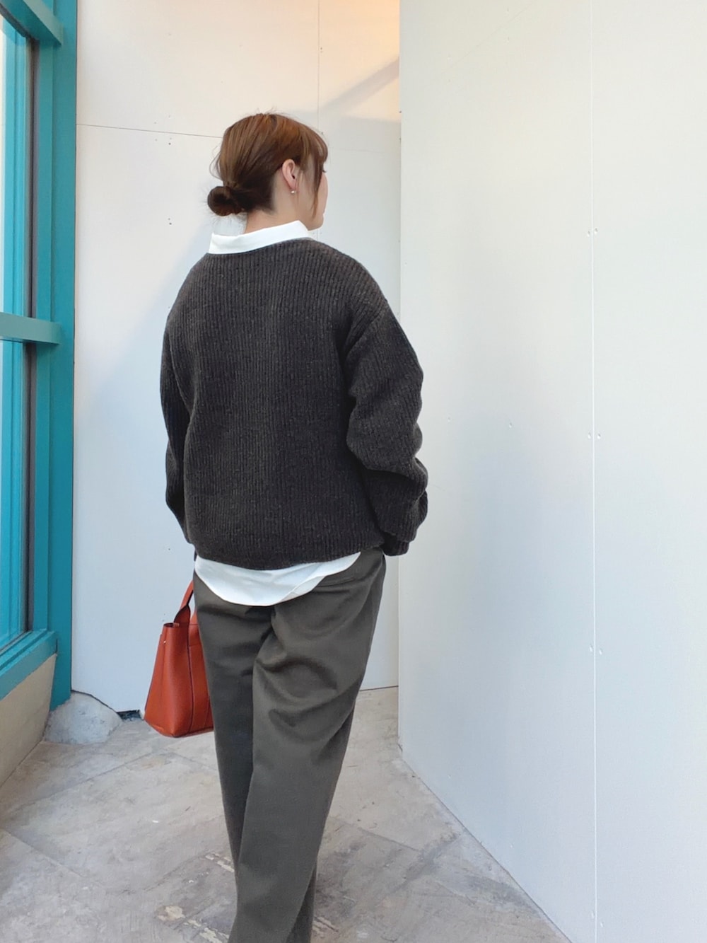 ブラウン系のニット/セーター、グリーン系のその他パンツ、ホワイト系のシャツ/ブラウスを着用したレディースの冬コーディネートの4枚目の写真