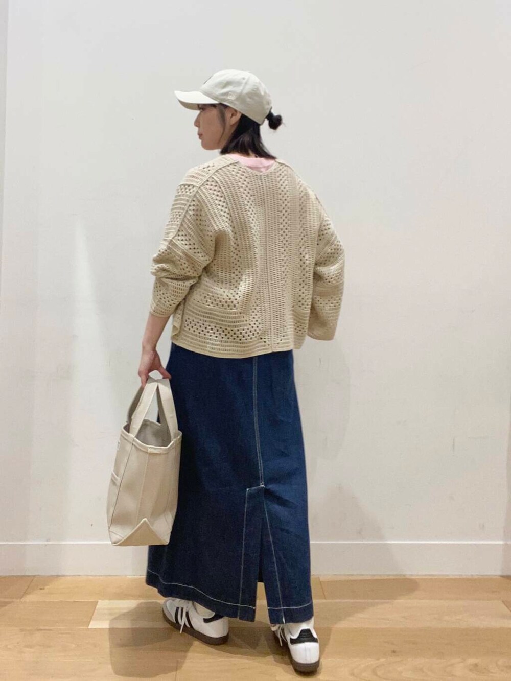 ホワイト系のスニーカー、ピンク系のTシャツ/カットソー、ブルー系のスカートを着用したレディースの春コーディネートの3枚目の写真