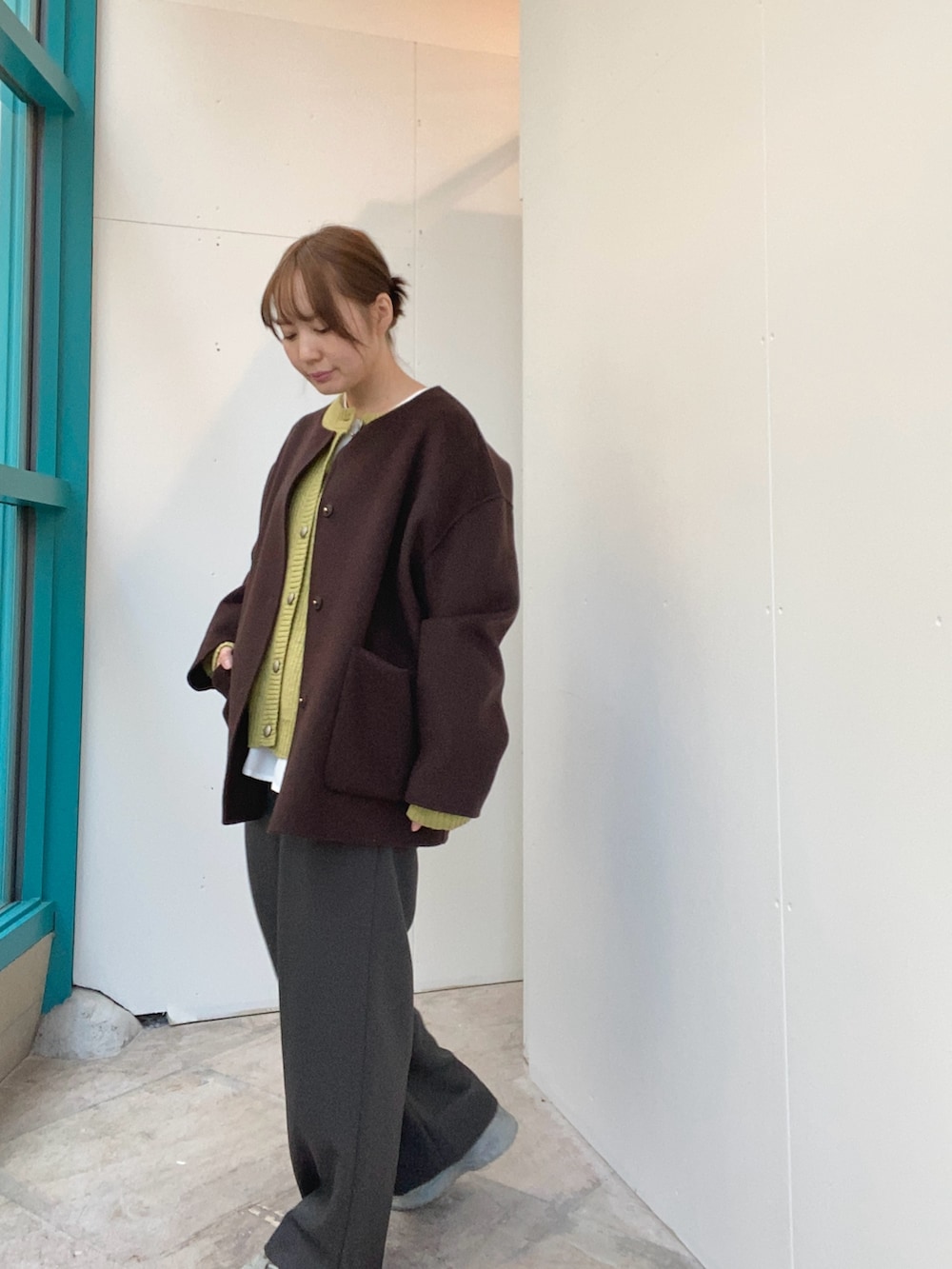 ブラウン系のその他アウター、グリーン系のカーディガン/ボレロ、ホワイト系のシャツ/ブラウスを着用したレディースの秋コーディネートの2枚目の写真