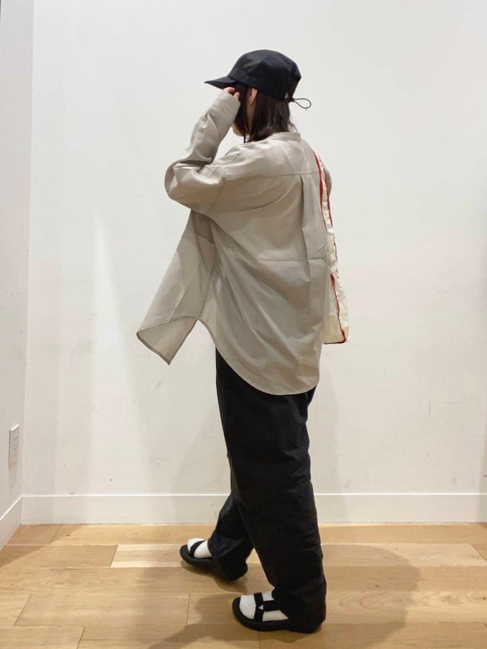 ホワイト系のTシャツ/カットソー、ベージュ系のシャツ/ブラウス、ブラック系のサンダルを着用したレディースの春コーディネートの5枚目の写真