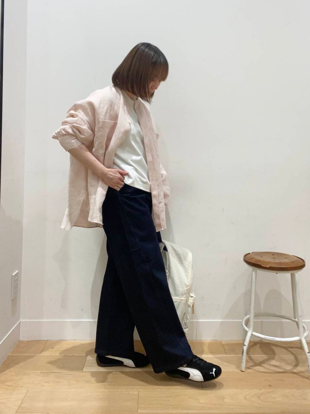 ホワイト系のバックパック/リュック、ブルー系のデニムパンツ、ピンク系のシャツ/ブラウスを着用したレディースの春コーディネートの2枚目の写真