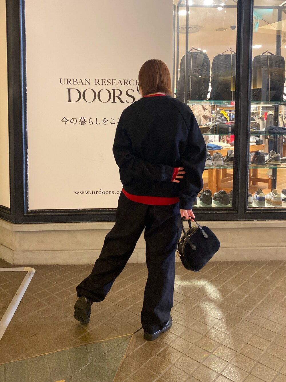 ブラック系のカーディガン/ボレロ、レッド系のニット/セーター、ブラック系のその他パンツを着用したレディースの秋コーディネートの6枚目の写真