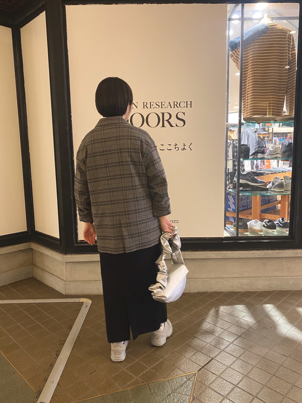 その他のセットアップ、グレー系のスニーカー、ホワイト系のTシャツ/カットソーを着用したレディースの秋コーディネートの4枚目の写真