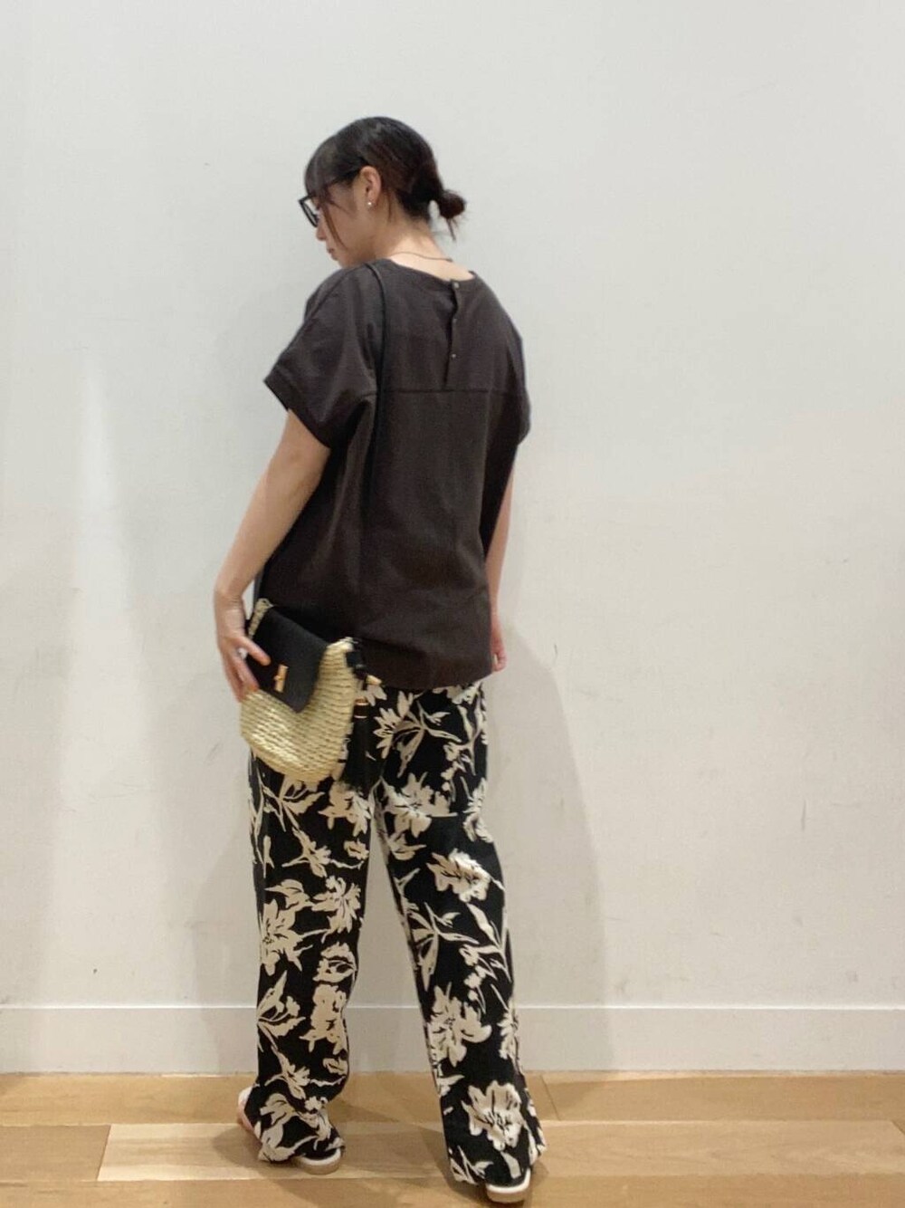 ベージュ系のショルダーバッグ、ブラック系のその他パンツ、ブラック系のサンダルを着用したレディースの夏コーディネートの3枚目の写真