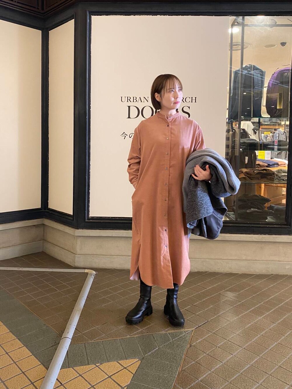 ブラック系のブーツ、グレー系のその他アウター、ピンク系のワンピースを着用したレディースの冬コーディネートの5枚目の写真