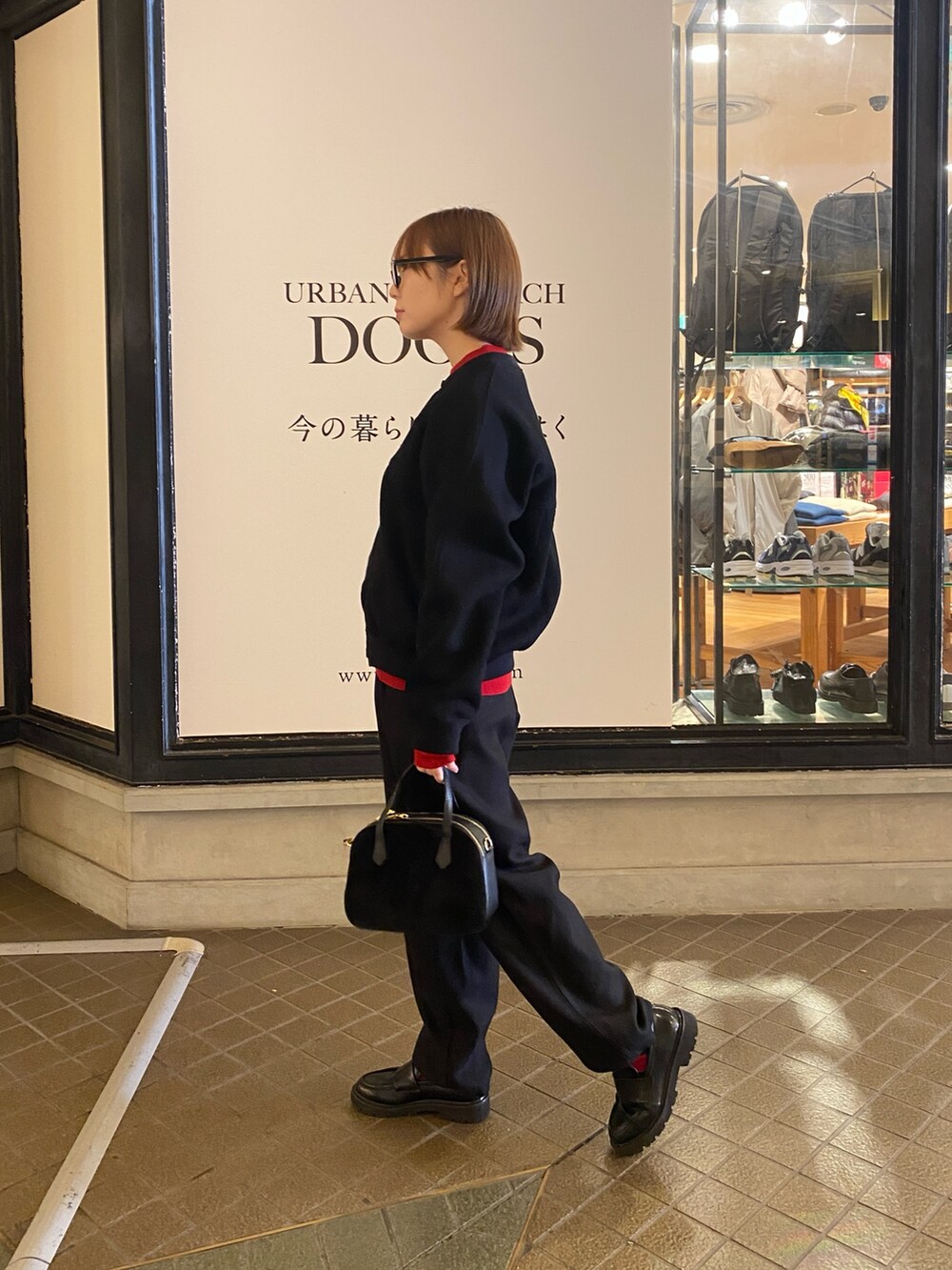 ブラック系のカーディガン/ボレロ、レッド系のニット/セーター、ブラック系のその他パンツを着用したレディースの秋コーディネートの2枚目の写真