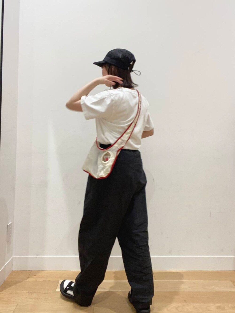 ホワイト系のTシャツ/カットソー、ベージュ系のシャツ/ブラウス、ブラック系のサンダルを着用したレディースの春コーディネートの6枚目の写真