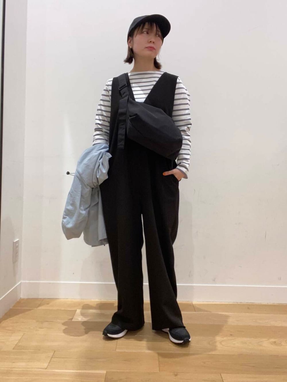 ブラック系のスニーカー、グレー系のTシャツ/カットソー、ブラック系のショルダーバッグを着用したレディースの春コーディネートの4枚目の写真