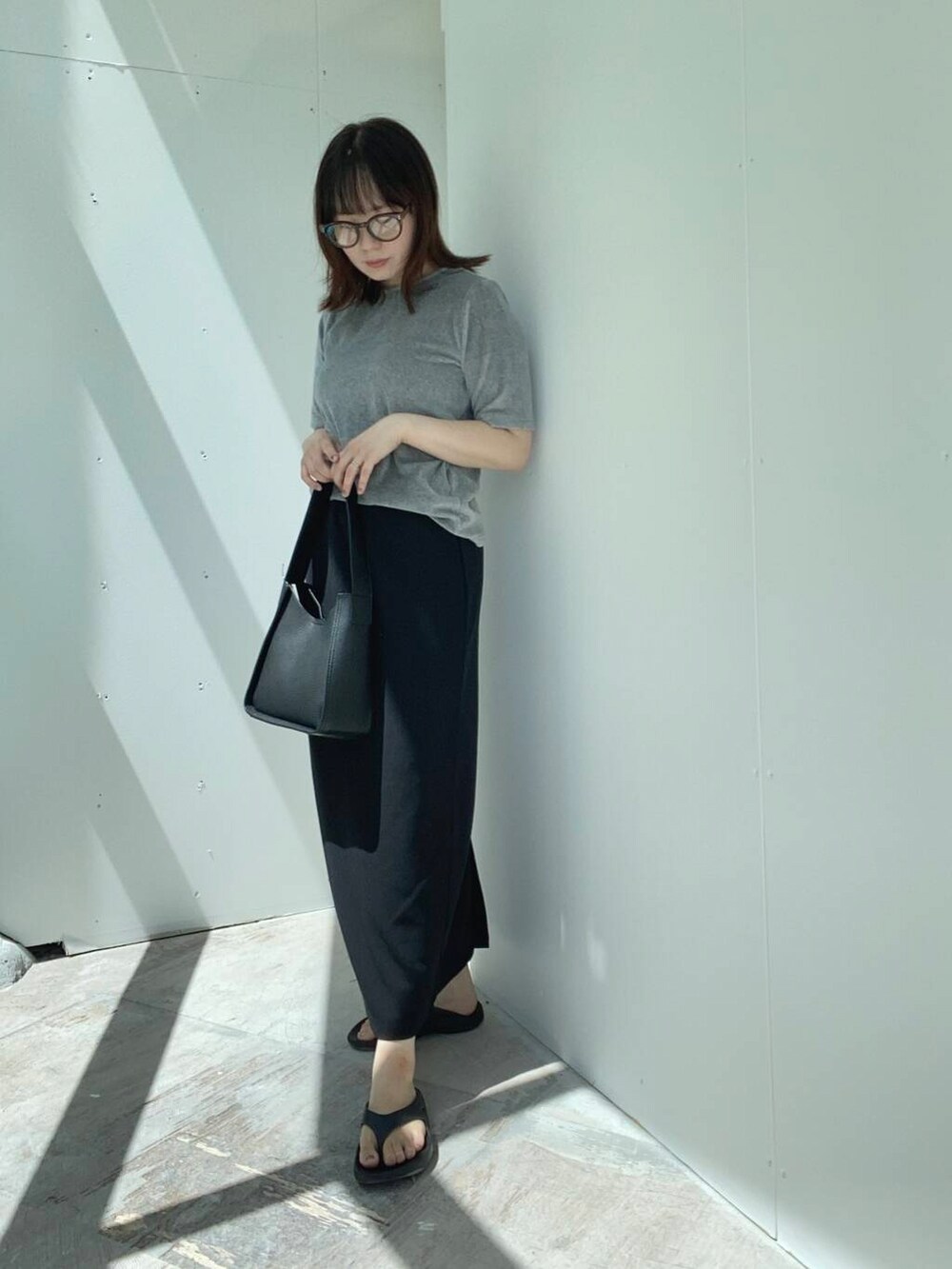 ブラック系のスカート、グレー系のTシャツ/カットソー、グレー系のニットキャップ/ビーニーを着用したレディースの夏コーディネートの6枚目の写真