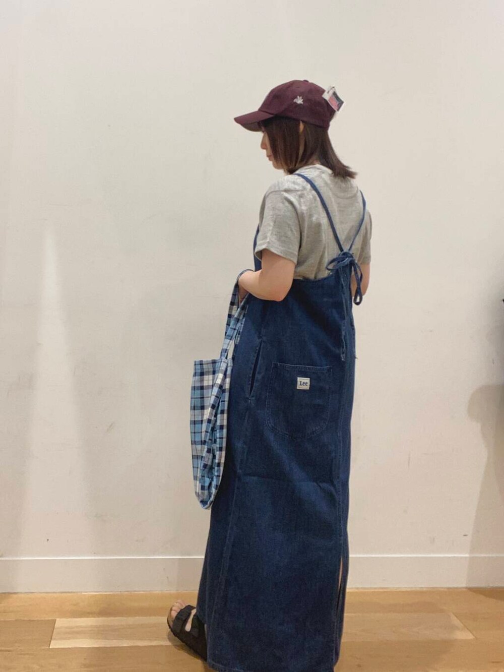 グレー系のTシャツ/カットソー、ブルー系のワンピース、グレー系のサンダルを着用したレディースの夏コーディネートの2枚目の写真