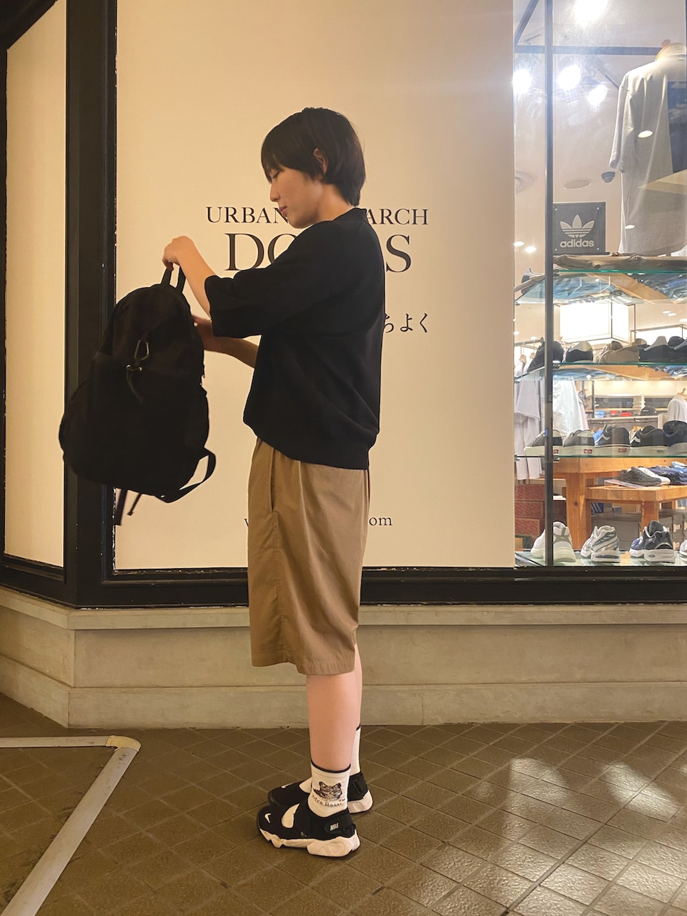 ブラック系のニット/セーター、ベージュ系のその他パンツを着用したレディースの夏コーディネートの2枚目の写真