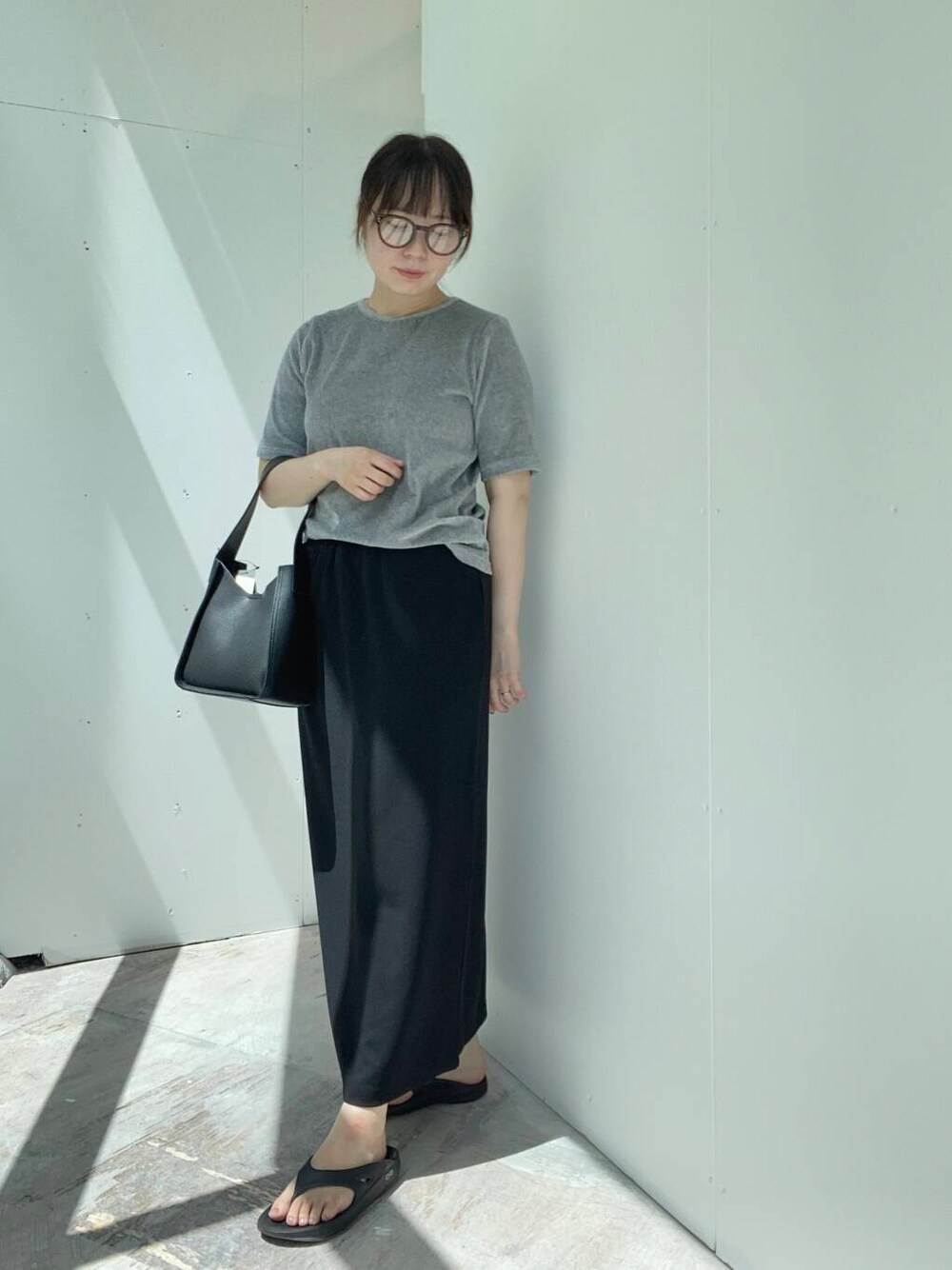 ブラック系のスカート、グレー系のTシャツ/カットソー、グレー系のニットキャップ/ビーニーを着用したレディースの夏コーディネートの4枚目の写真