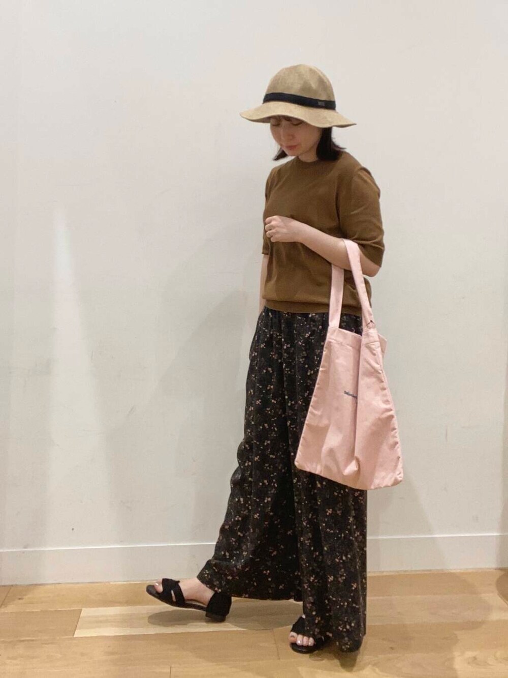 ブラック系のサンダル、ピンク系のエコバッグ/サブバッグ、その他のニット/セーターを着用したレディースの春コーディネートの5枚目の写真