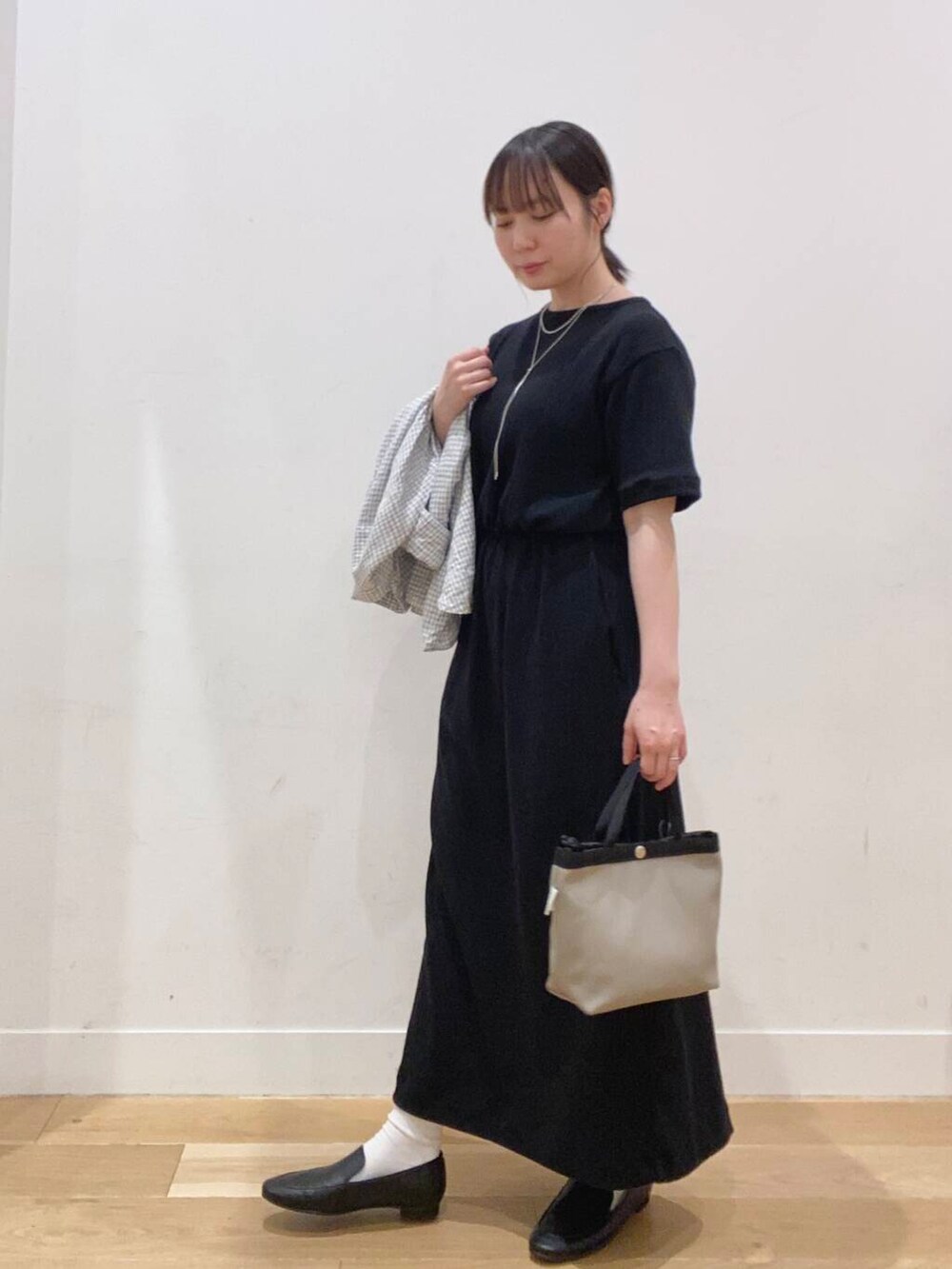 ブラック系のドレスシューズ、ホワイト系のシャツ/ブラウス、グレー系のショルダーバッグを着用したレディースの春コーディネートの3枚目の写真