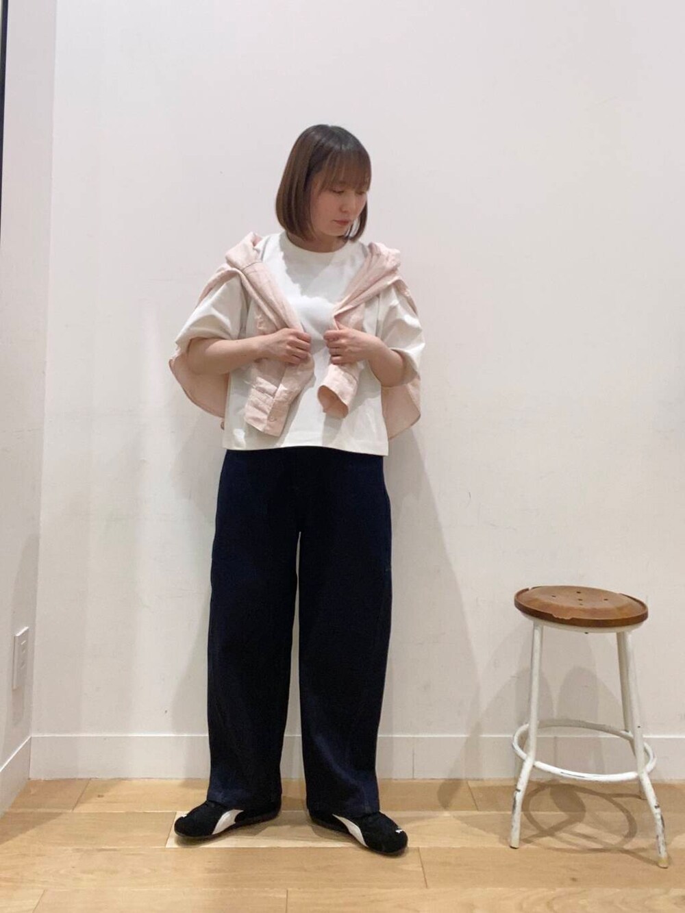 ホワイト系のバックパック/リュック、ブルー系のデニムパンツ、ピンク系のシャツ/ブラウスを着用したレディースの春コーディネートの5枚目の写真