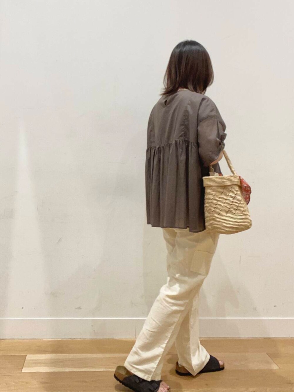 ベージュ系のタンクトップ、ホワイト系のその他パンツ、グリーン系のシャツ/ブラウスを着用したレディースの夏コーディネートの4枚目の写真