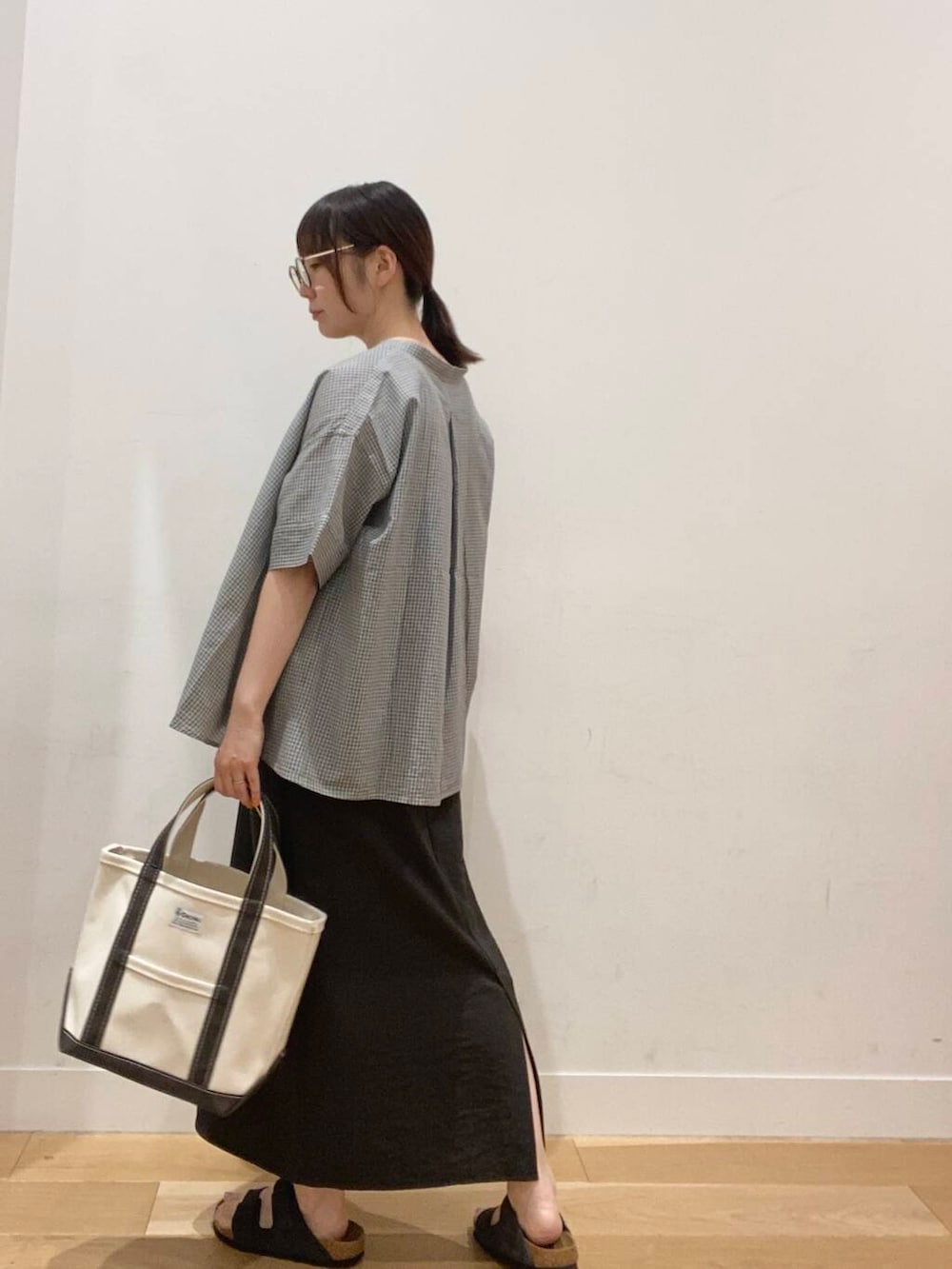 ベージュ系のタンクトップ、グレー系のサンダル、グレー系のワンピースを着用したレディースの夏コーディネートの4枚目の写真