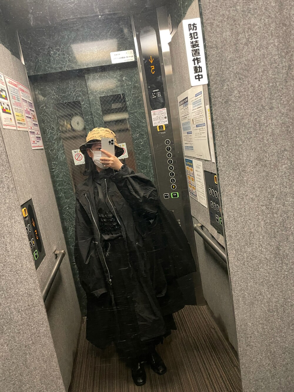 「COMME des GARCONSのアイテム（スカート、ブラック系）」を使った、偽物飛鳥さん（レディース・156cm）の冬コーディネートの2枚目の写真