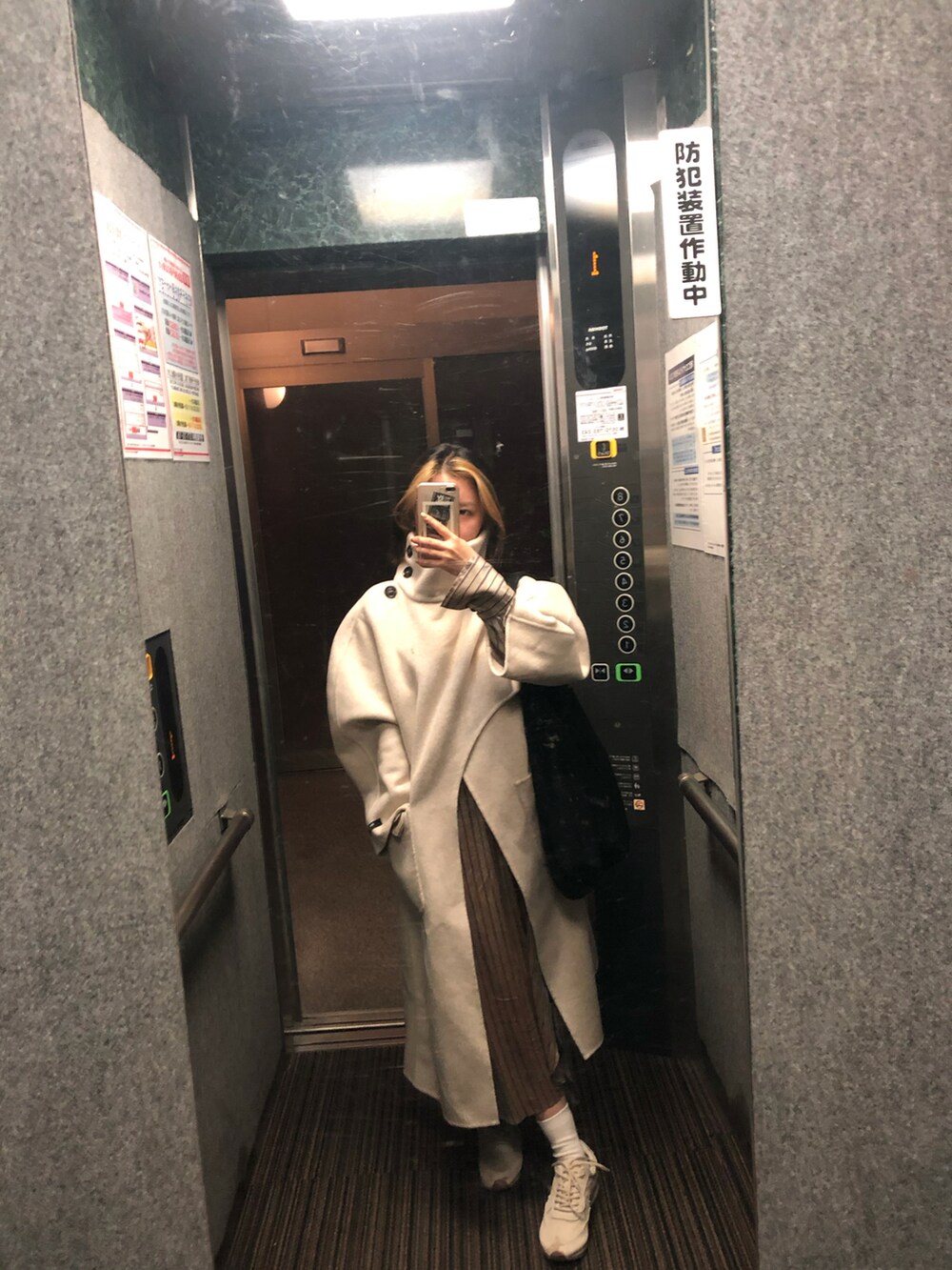 「TODAYFULのシルクストライプドレス（ワンピース、ベージュ系）」を使った、偽物飛鳥さん（レディース・156cm）の秋コーディネートの2枚目の写真