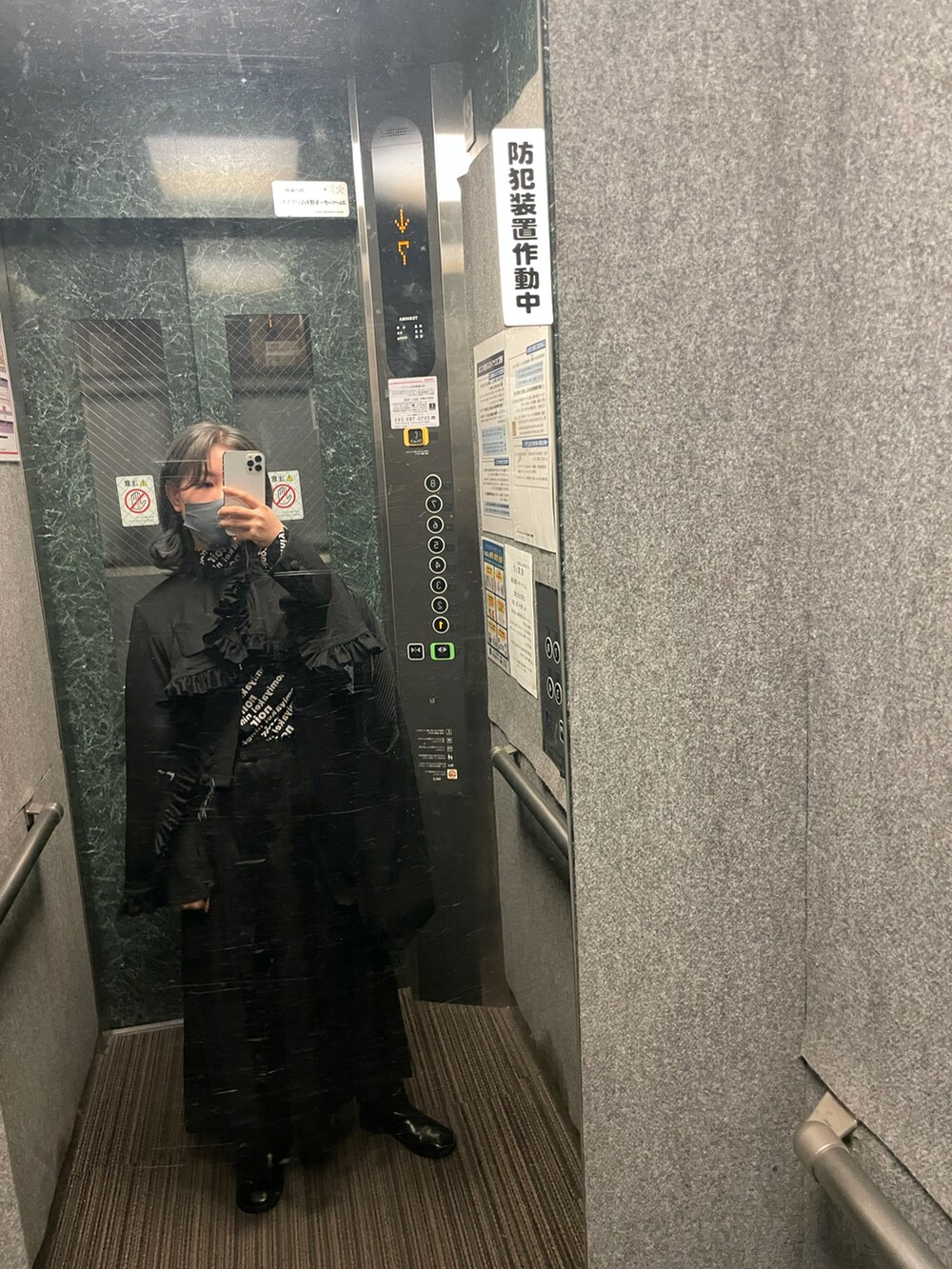 「noir kei ninomiyaのアイテム（カーディガン/ボレロ、ブラック系）」を使った、偽物飛鳥さん（レディース・156cm）の冬コーディネートの2枚目の写真