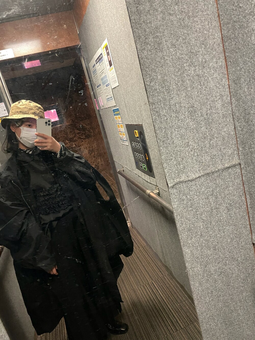 「COMME des GARCONSのアイテム（スカート、ブラック系）」を使った、偽物飛鳥さん（レディース・156cm）の冬コーディネートの3枚目の写真