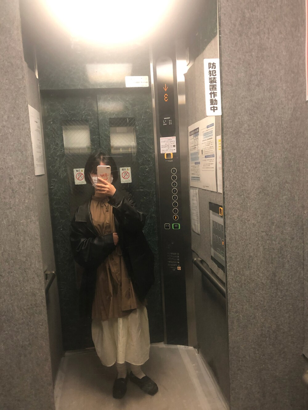 「Kastaneのフェイクレザーオーバージャケット（カバーオール、ブラック系）」を使った、偽物飛鳥さん（レディース・156cm）の冬コーディネートの2枚目の写真