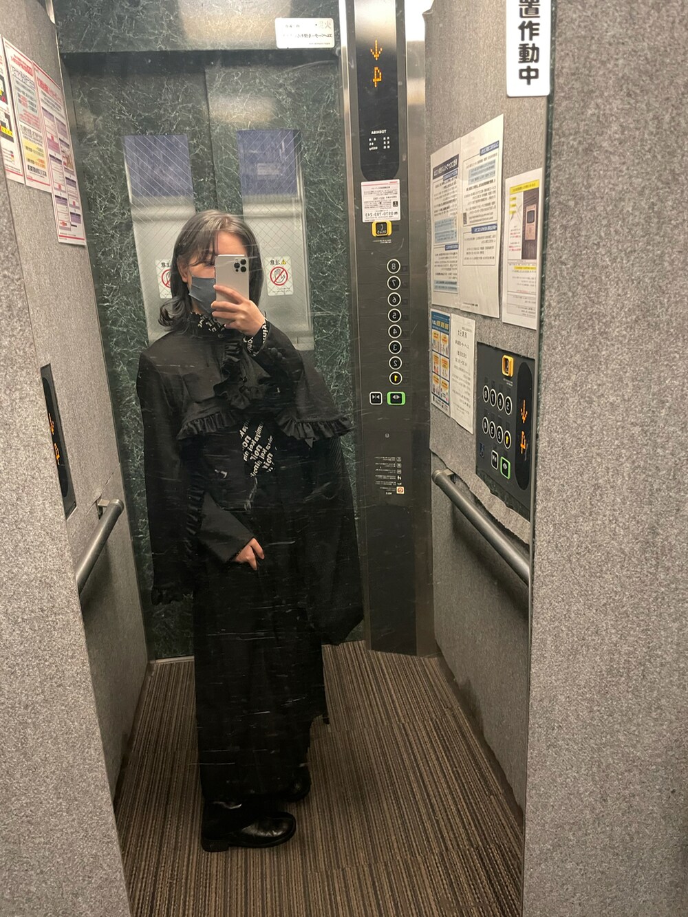 「noir kei ninomiyaのアイテム（カーディガン/ボレロ、ブラック系）」を使った、偽物飛鳥さん（レディース・156cm）の冬コーディネートの3枚目の写真