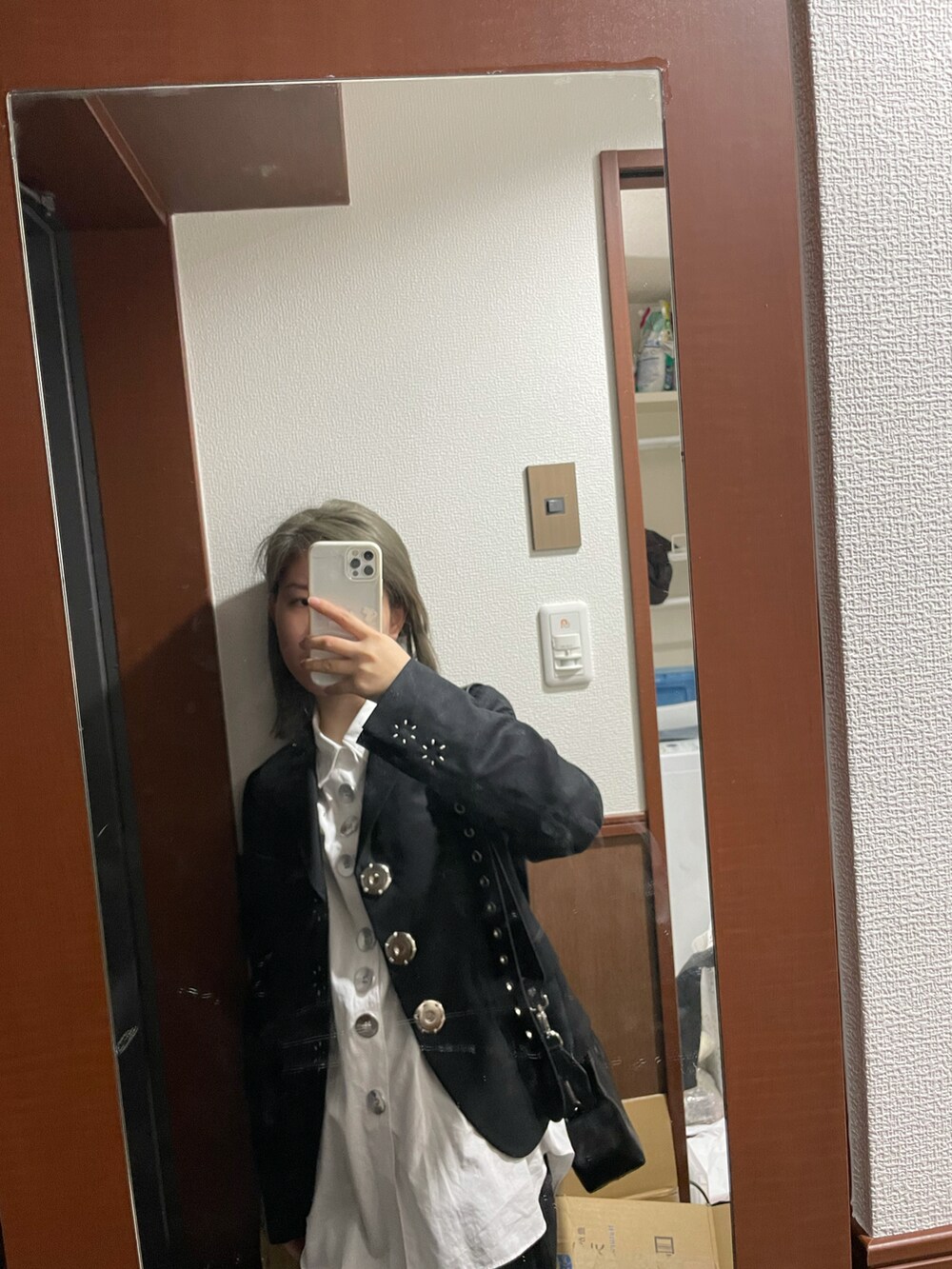 「COMME des GARCONS HOMME PLUSのアイテム（シャツ/ブラウス、ホワイト系）」を使った、偽物飛鳥さん（レディース・156cm）の春コーディネートの2枚目の写真