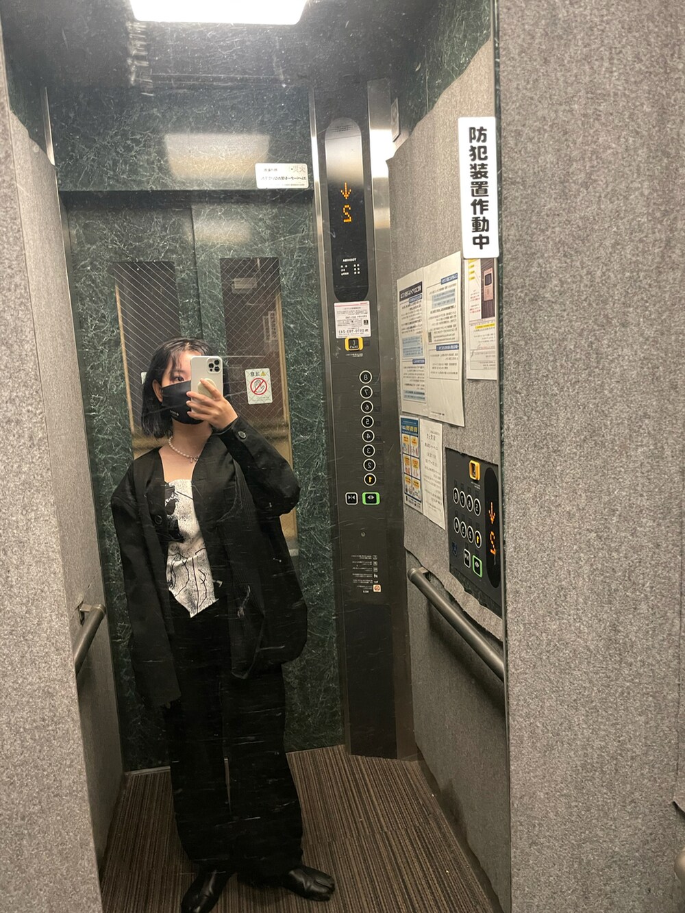 「ENFOLDのアイテム（パンツ、ブラック系）」を使った、偽物飛鳥さん（レディース・156cm）の春コーディネートの3枚目の写真